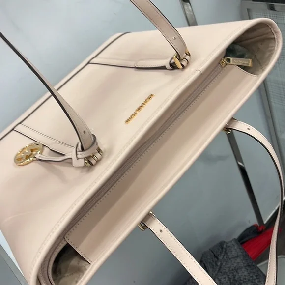 MICHAEL KORS
Jet Set Travel Lg Top Zip Shoulder Tote Saffiano Leather
Pwdr Blush - Picture 10 of 16